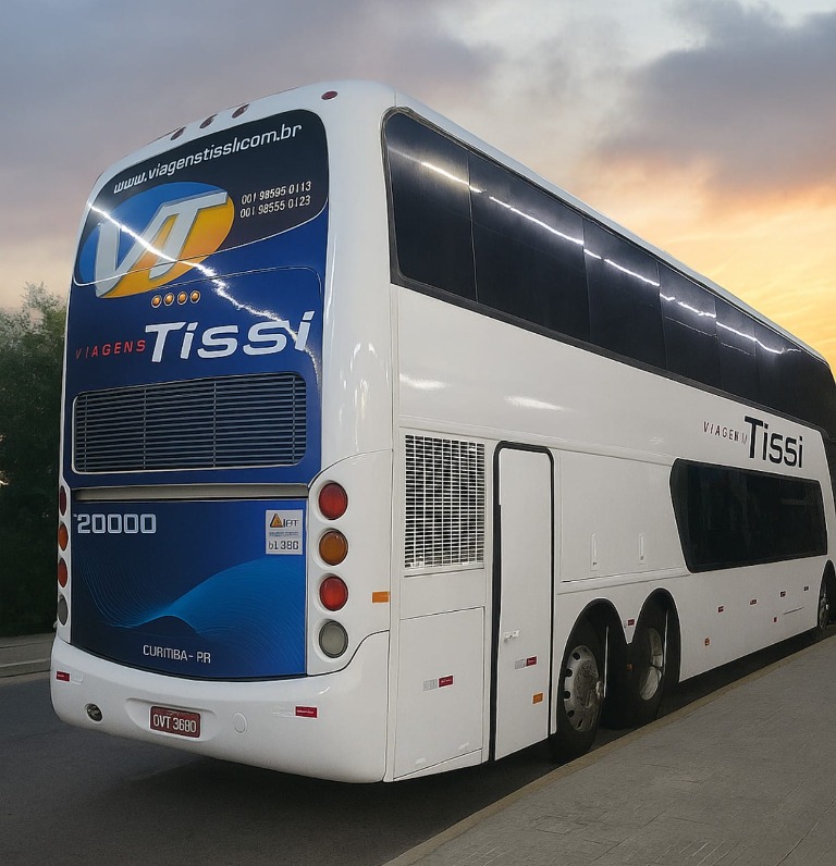 Ônibus de viagem Tissi em paisagem de estrada com céu ao entardecer