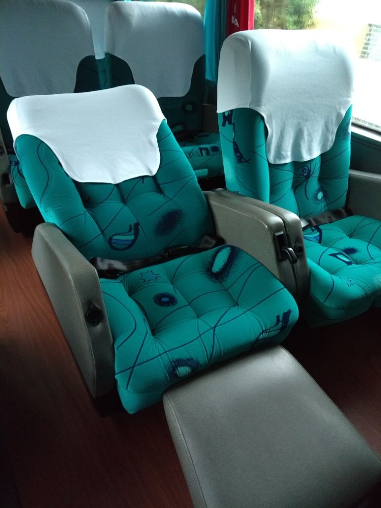 Poltronas confortáveis do ônibus da Viagens Tissi